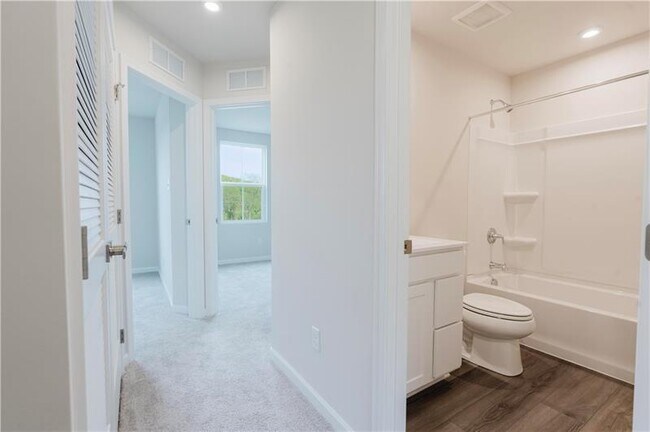 Building Photo - 159 White Oak Dr