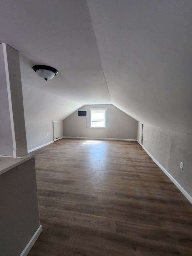 Building Photo - Newly Renovated 3 Bedroom Townhouse for Re...