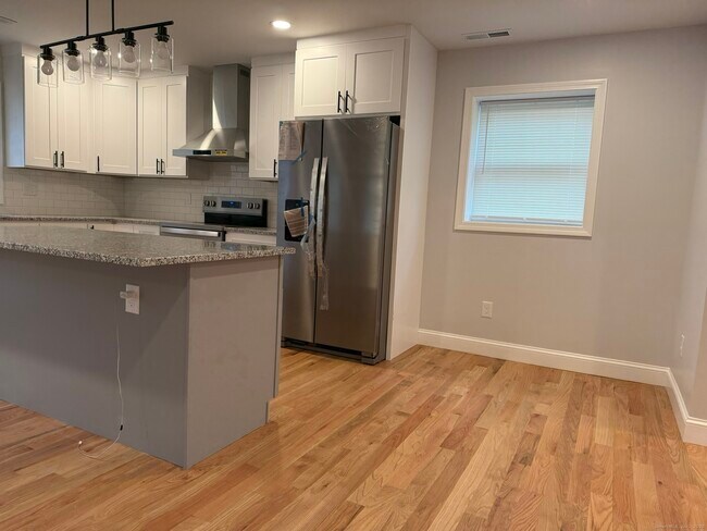 Building Photo - 755 Hart St