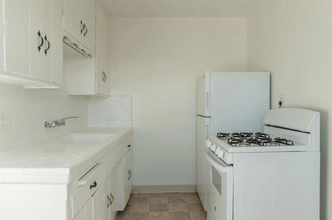 Building Photo - Pine