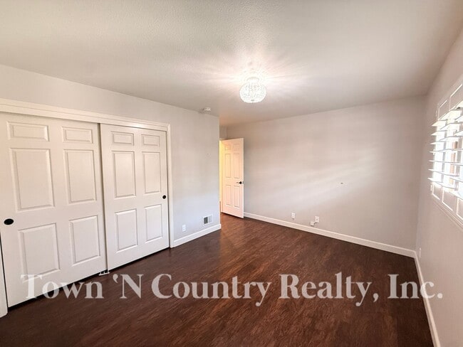 Building Photo - 1198 Loyola Dr