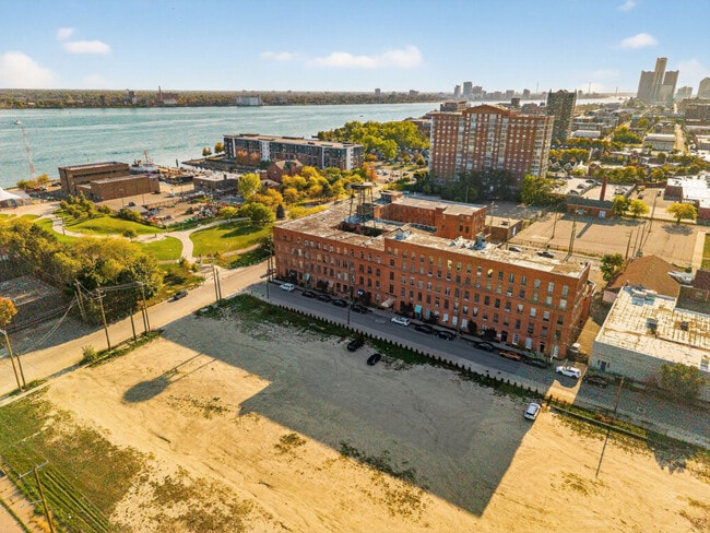 Building Photo - 227 Iron St