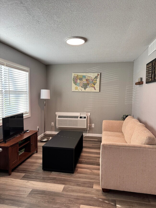 Building Photo - 400 Walker Dr