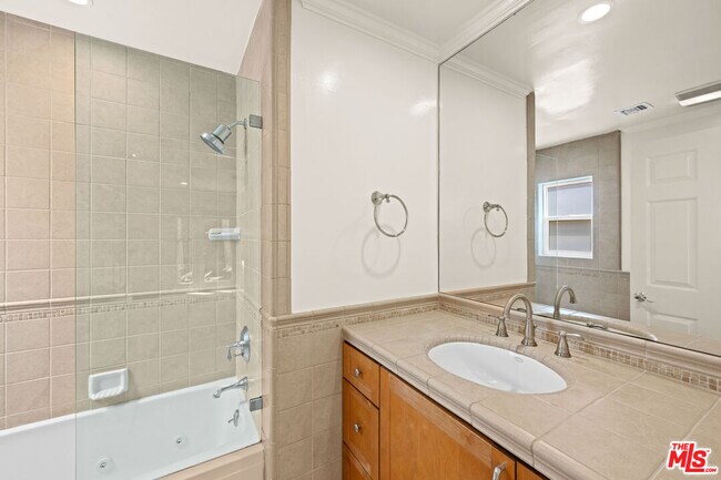 Building Photo - 704 Westbourne Dr