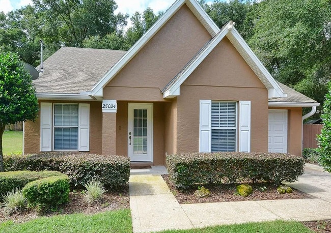 Building Photo - Charming 3/2 with large fenced yard!