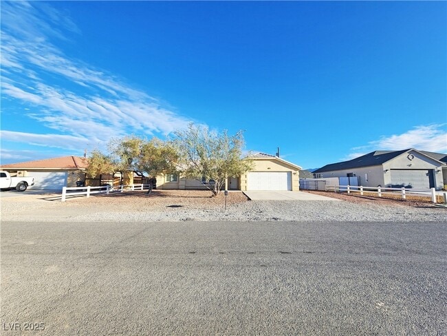Building Photo - 960 Lone Pine Rd