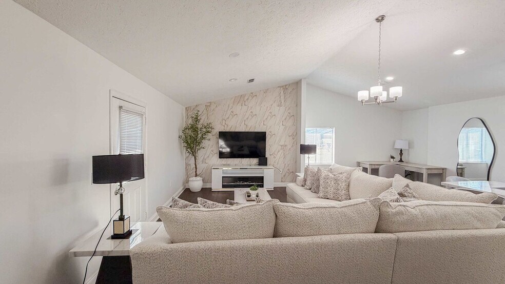 Building Photo - 300 W 23rd Pl