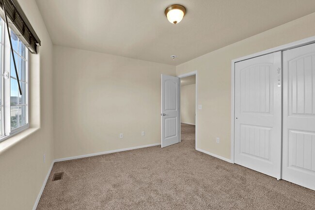 Building Photo - Move-In Ready Townhome with Luxury Finishe...