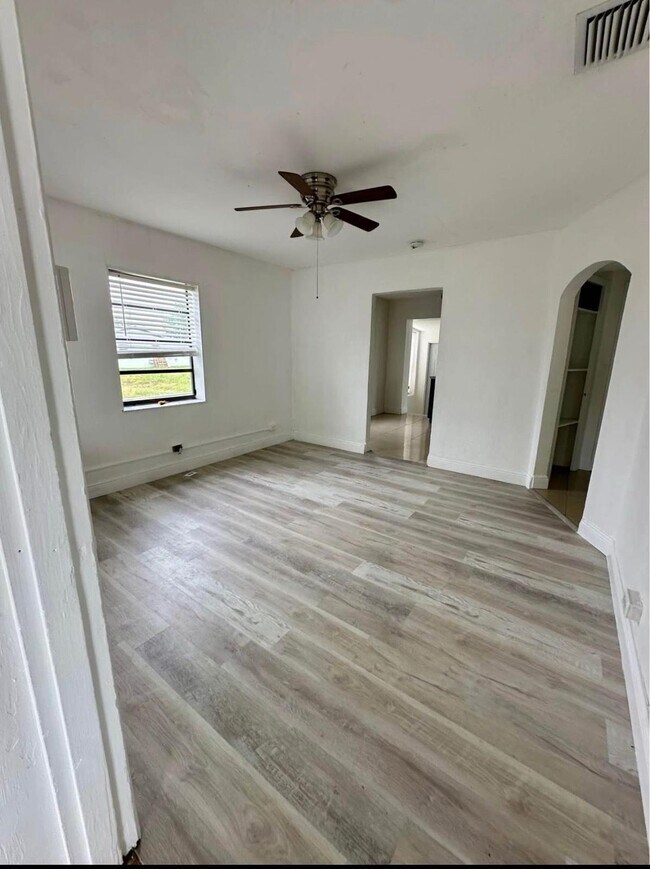 Building Photo - 4397 Tellin Ave