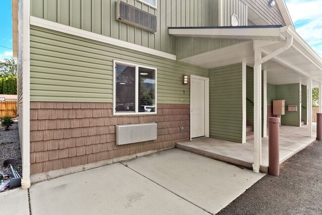 Building Photo - Move-In Ready 3BR Furnished Apartment Near ISU