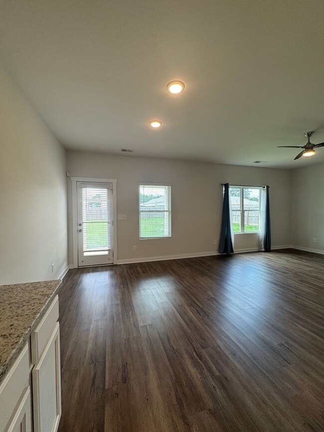 Building Photo - Spacious 3-Bedroom Home with Loft – Minute...