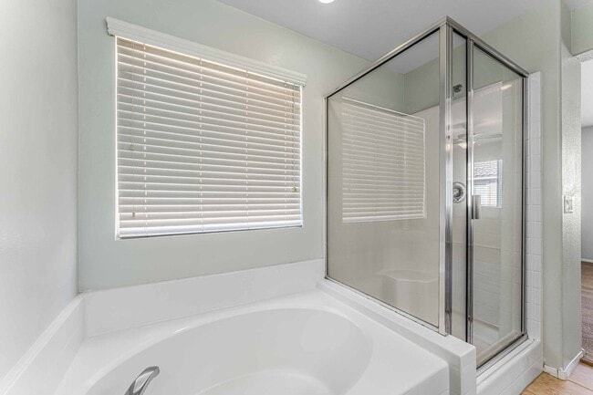 Building Photo - 3 BEDROOM IN HENDERSON WITH COMMUNITY POOL...