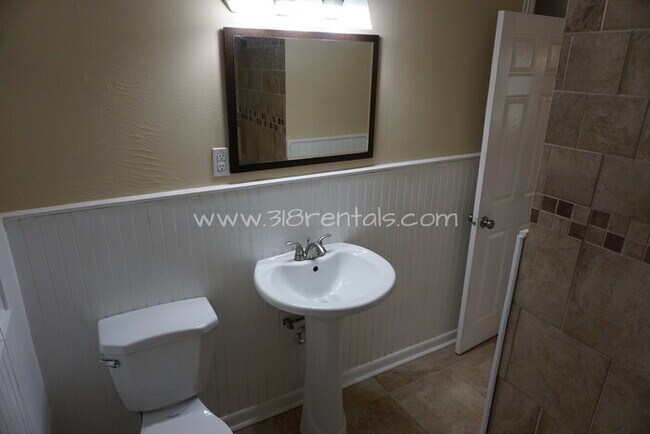 Building Photo - 4747 Crescent Dr