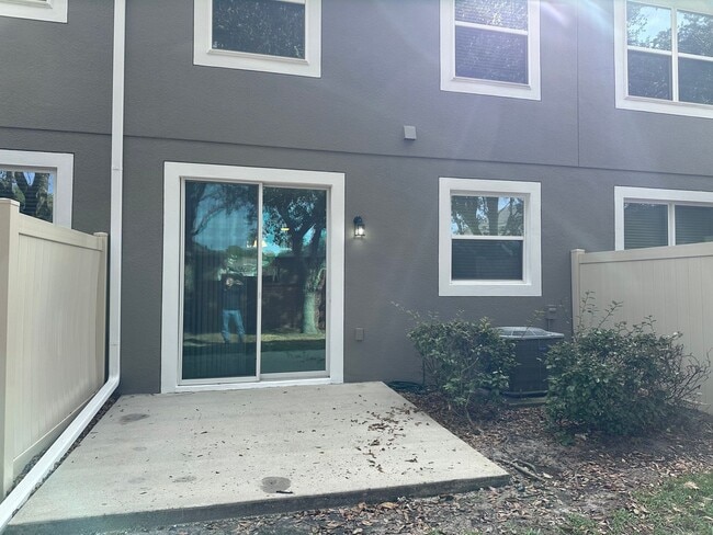 Building Photo - 3 Bedroom, 2.5 Bath Townhome in Gated Sanford Community – Pet Friendly