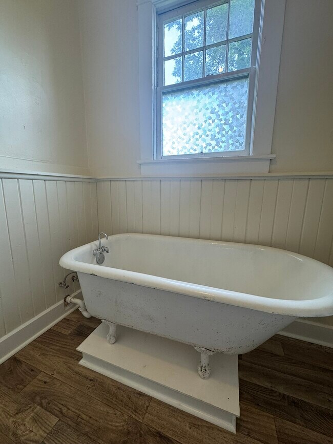 Building Photo - 215 E 9th St