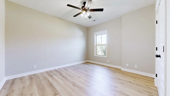 Building Photo - 529 Foxglove Ln