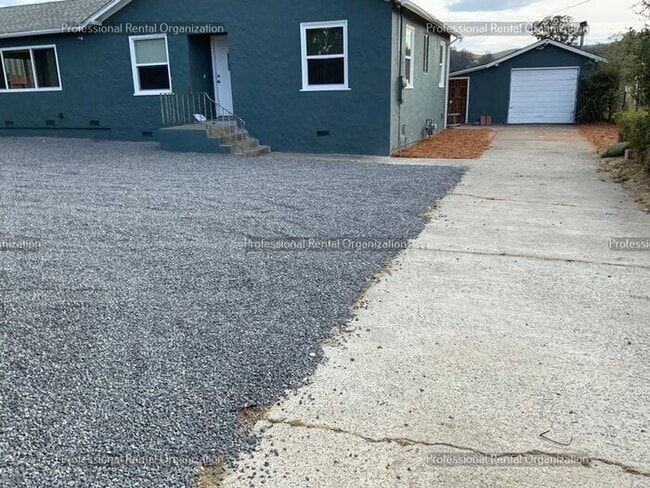 Building Photo - Country property minutes from downtown Pet...
