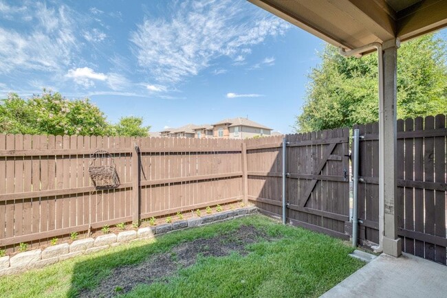 Building Photo - 2880 Donnell Dr