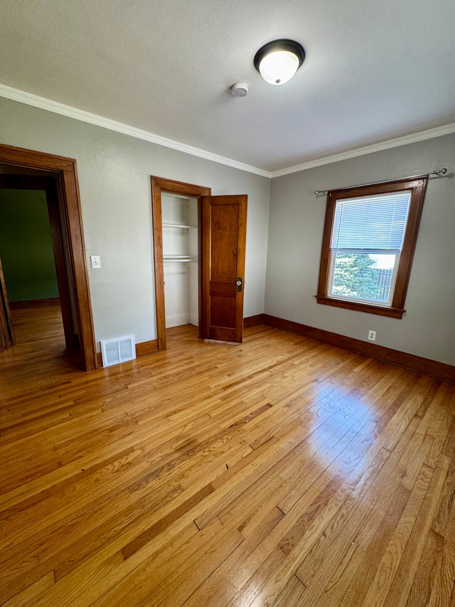 Building Photo - 416 E 29th Pl