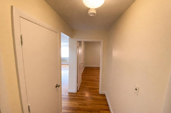 Building Photo - 20 Radcliffe Rd