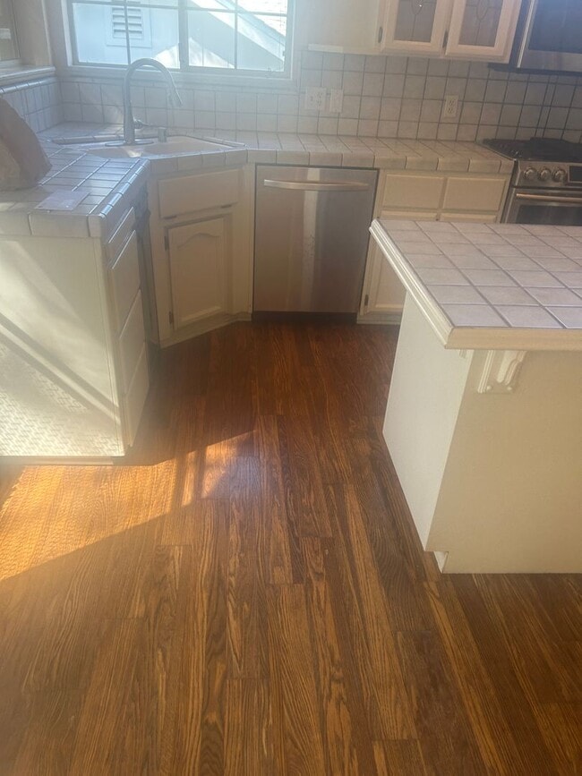 Building Photo - Beautiful Lake Wildwood Home with private back yard.