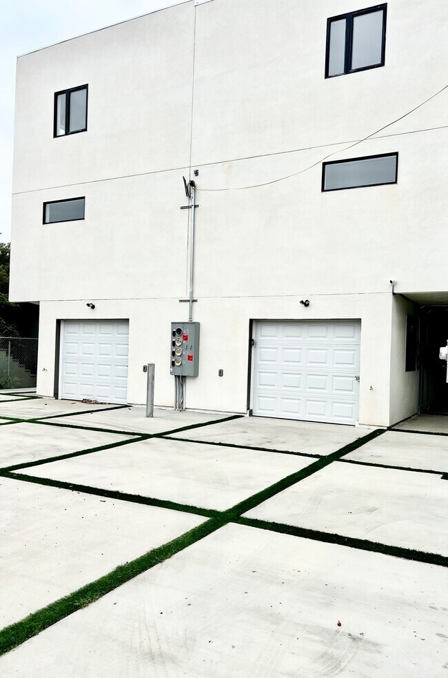 Building Photo - 1156 W 38th St