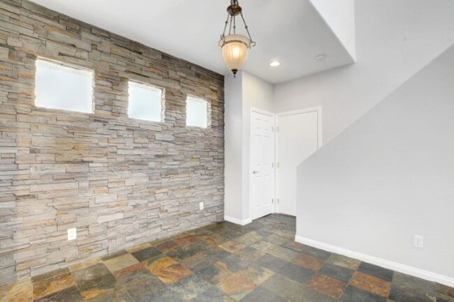 Building Photo - Awesome 3 Bedroom, 2 Story Home in North L...