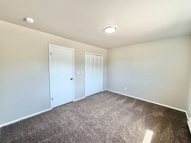 Building Photo - Two-Level 2BR with Fenced Yard & Washer/Dryer Hookups