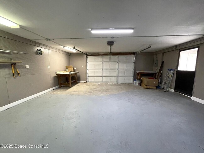 Building Photo - 1148 N Singleton Ave