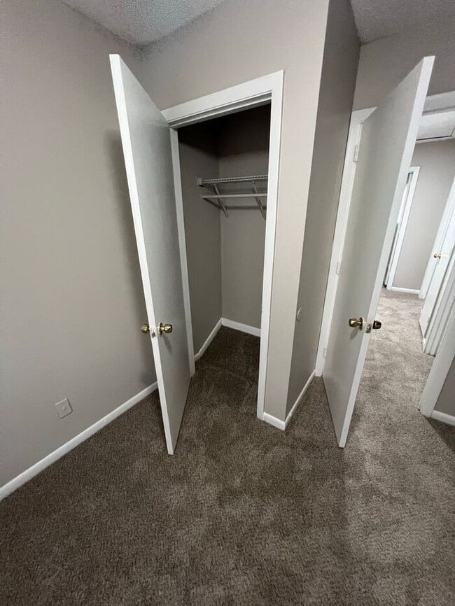 Building Photo - NOW READY!!! 3 bed 1.5 bath TOWNHOME!!