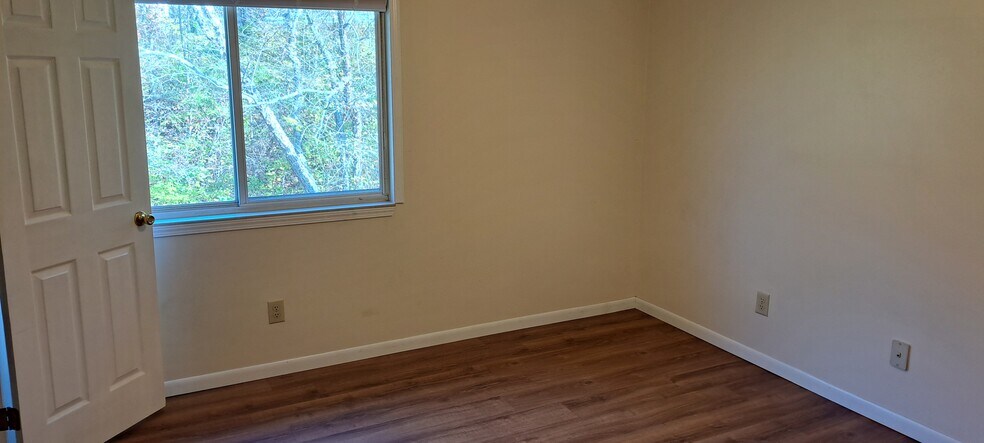 Building Photo - 120 Creekwood Dr