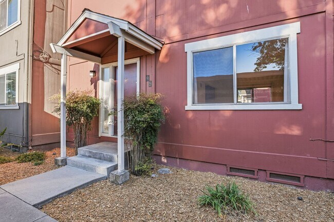 Building Photo - Remodeled 2 Story 3 Bed 1.5 Bath Townhome in Mountain View