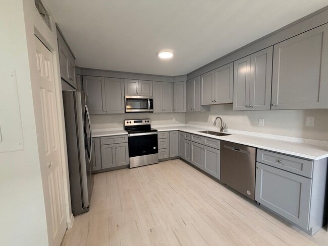Building Photo - Beautiful Remodeled Townhome