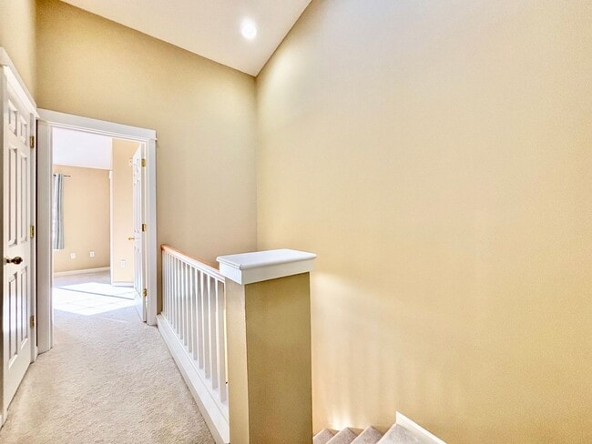 Building Photo - Beautiful 2bed townhome for rent in Bellevue