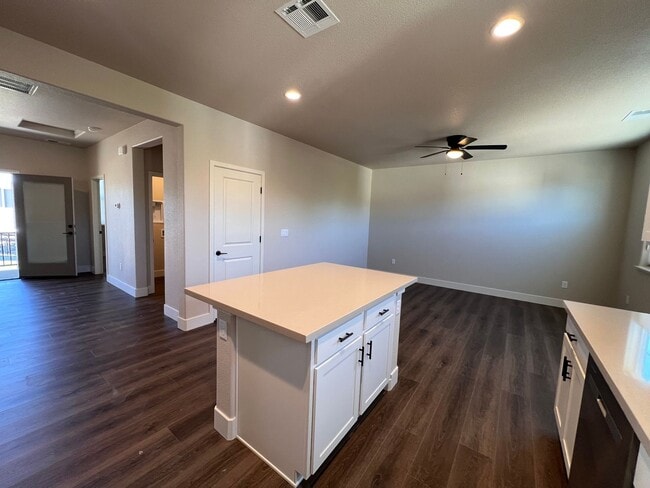 Building Photo - *NEW! 2/2.5 Townhome in Gardnerville*