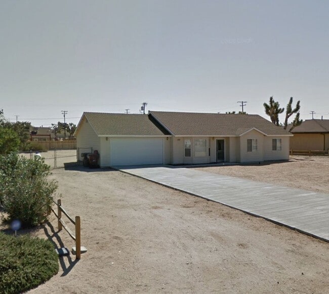 Building Photo - Remodeled 3 bed/2 bath home close to shopping