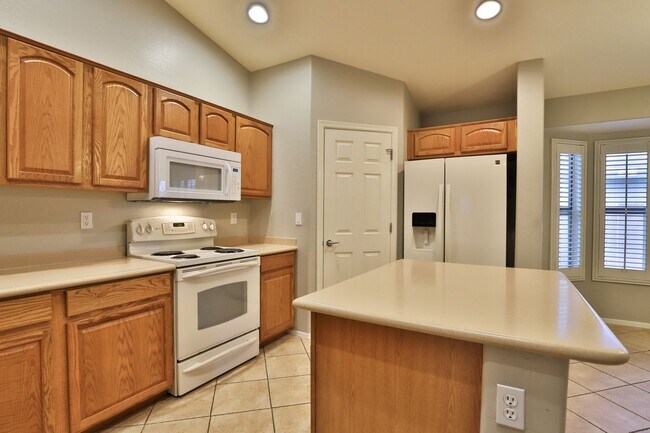Building Photo - 3 bedroom 2 bath home with a den in san tan valley! No April rent!