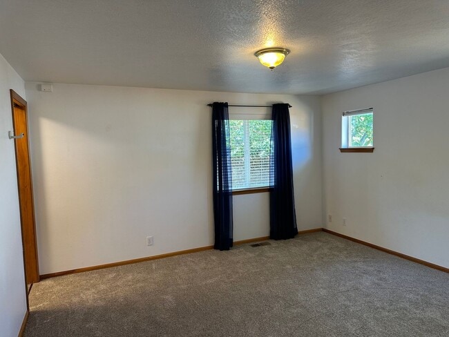 Building Photo - Beautifully updated 3 bedroom 2 bath house...