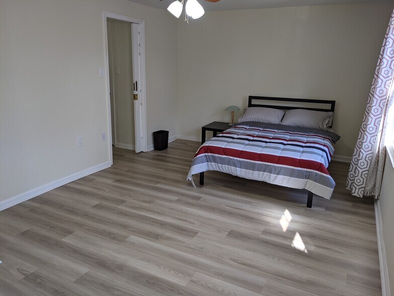 Door - 7913 Central Park Cir
