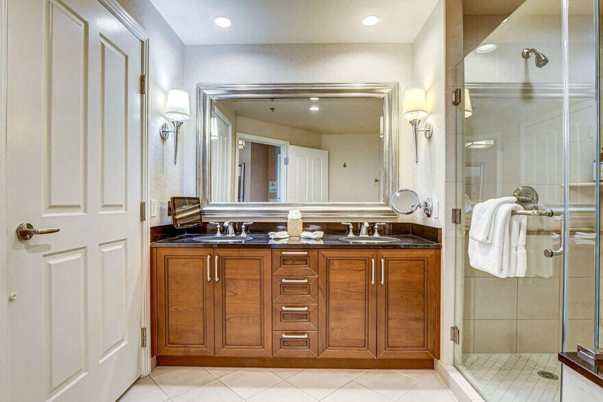 Building Photo - 135 E Harmon Ave