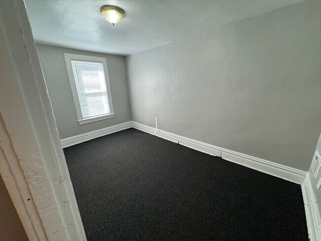 Building Photo - 7321 Woodlawn Ave