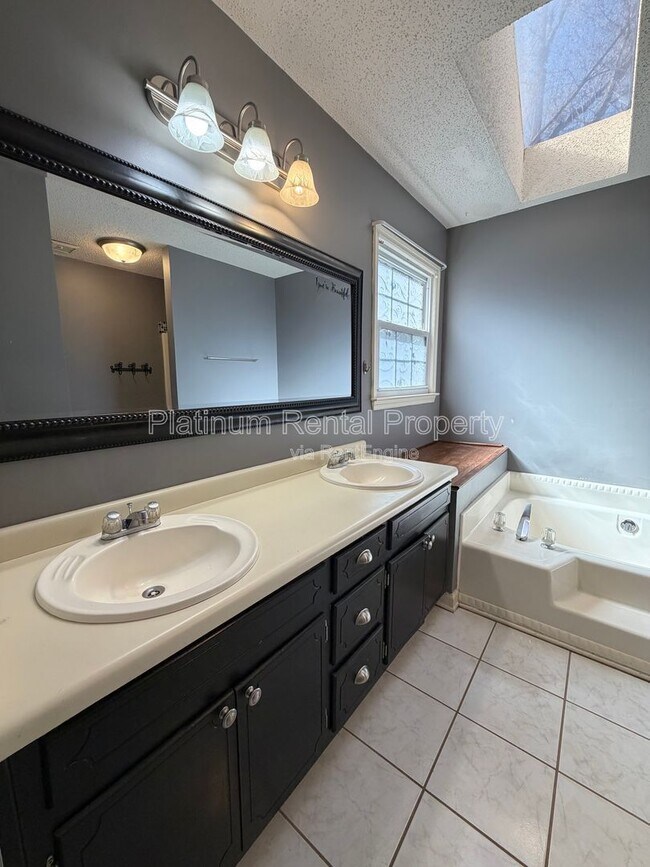 Building Photo - 2063 Winsburg Dr