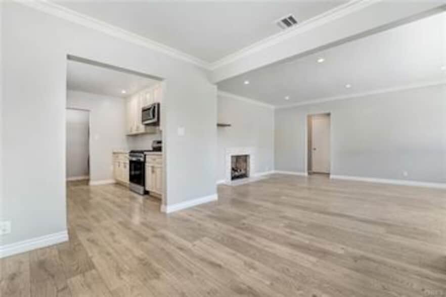 Building Photo - 7454 Gaviota Ave