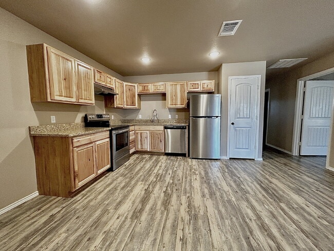 Building Photo - "Charming 3-Bedroom Haven with 2 Full Bath...
