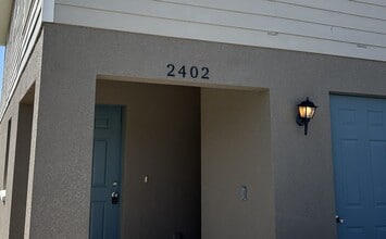 Building Photo - 2402 Chestnut Woods Dr