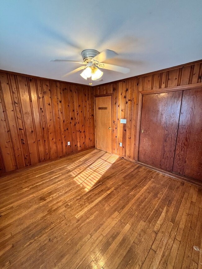 Building Photo - Quiet Country Feel — Minutes From Downtown Knoxville 2bd/1bth