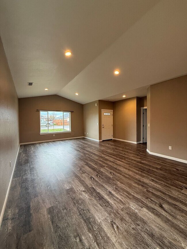 Building Photo - Quiet Cul-De-Sac Living in White City