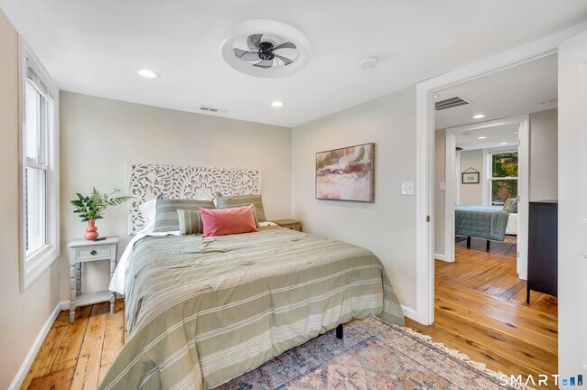 Building Photo - 736 Main St