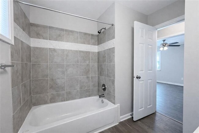 Building Photo - 2146 Brookview Dr NE