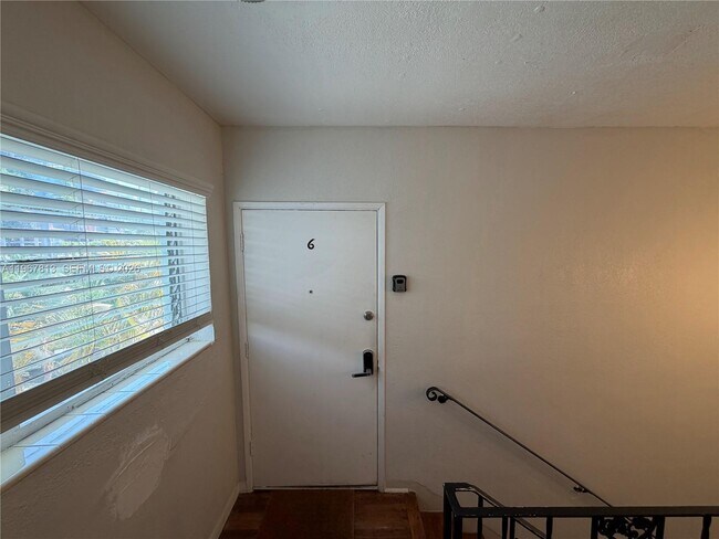 Building Photo - 10002 E Bay Harbor Dr